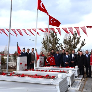 2025 Aile Yılı kapsamında, 18 Mart Çanakkale Zaferi ve Şehitleri Anma Günü dolayısıyla 15 Temmuz Şehitliği, Kars kapı Şehitliği ziyareti yapıldı. - fotoğraf 3