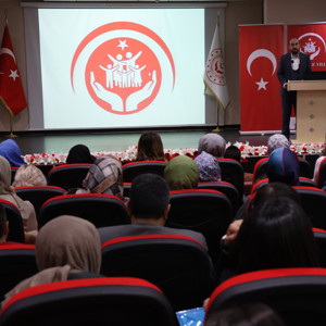 2025 #AileYılı söyleşileri kapsamında, Erzurum Aile ve Sosyal Hizmetler İl Müdürlüğü olarak düzenlediğimiz "Dijital Çağda Aile" konulu söyleşide, güçlü aile yapılarıyla güçlü bir toplum inşa etme hedefiyle çalışmalarımıza devam ediyoruz!  - fotoğraf 4