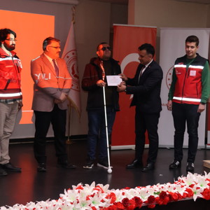 2025 Aile Yılı kapsamında, Bakanımız Sayın Mahinur Özdemir GÖKTAŞ’ın selamlarıyla Erzurum Aile ve Sosyal Hizmetler İl Müdürümüz, Gazimiz Sedat AKTAŞ’a akıllı baston takdim ettik. - fotoğraf 3