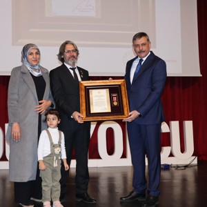 2025 Aile Yılı kapsamında, 18 Mart Çanakkale Zaferi ve Şehitleri Anma Günü dolayısıyla şehit yakını ailelere ve gazilere devlet övünç madalyası tevcih edilmesi programı düzenlendi. - fotoğraf 6