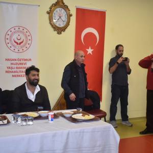 "Biz Büyük Bir Aileyiz": Ramazan Sofrasında ve Huzurevinde Sıcak Buluşma - fotoğraf 14
