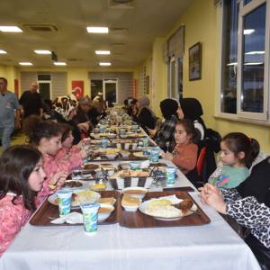 "Biz Büyük Bir Aileyiz": Ramazan Sofrasında ve Huzurevinde Sıcak Buluşma - fotoğraf 11
