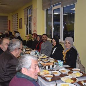 "Biz Büyük Bir Aileyiz": Ramazan Sofrasında ve Huzurevinde Sıcak Buluşma - fotoğraf 9