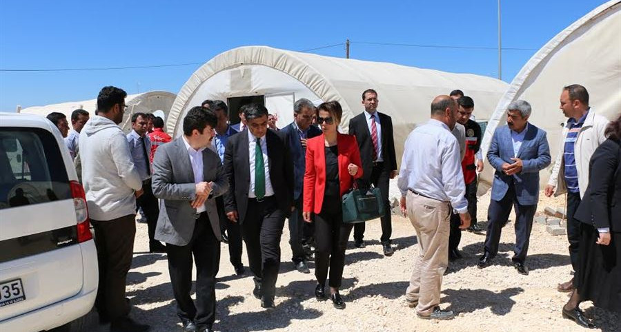 Aile ve Toplum Hizmetleri Genel Müdürü İnci Sezer Becel, Şanlıurfa Suruç ve Harran’da çadır ve konteyner kentleri ziyaret etti.
