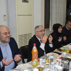 İl Müdürümüz Faruk Uysal, Yaşlılar Haftası Münasebetiyle İnegöl Fatma Göztepe Huzurevi'nde Büyüklerimizle İftar Sofrasında Bir Araya Geldi - fotoğraf 2