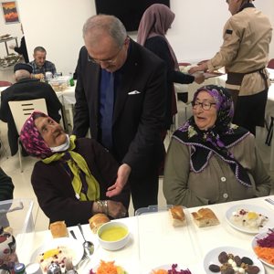 Vefa ve Bereket Sofrada Buluştu: İl Müdürümüz Bilal Erdoğan Huzurevi Sakinleriyle İftarda Bir Araya Geldi - fotoğraf 2