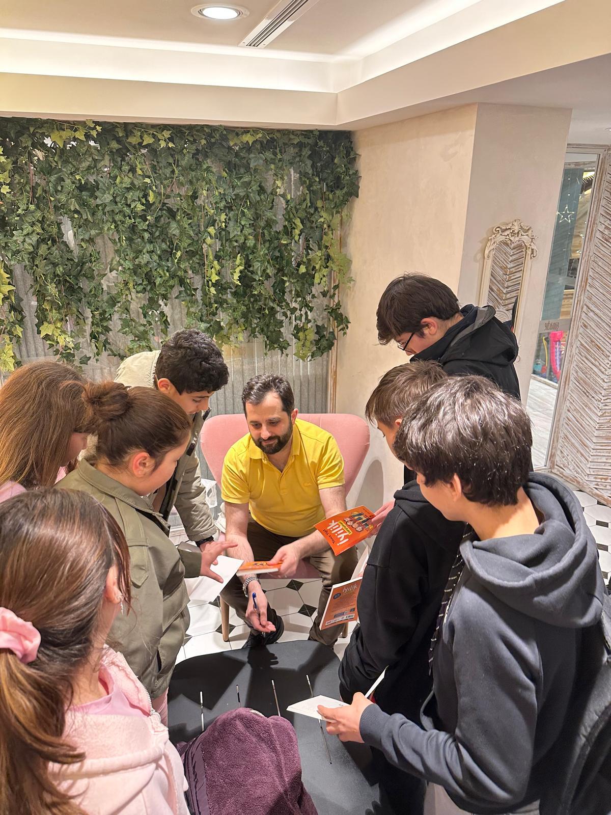 Okul Destek Projesi kapsamında Bakanlığımız Sosyal ve Ekonomik Destek hizmetinden yararlanan çocuklarımız yazar Yavuz Yiğit ile iftar programında bir araya geldiler.