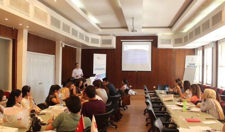 Aydın'da Aile Eğitim Programı Eğitici Eğitimi düzenlendi.