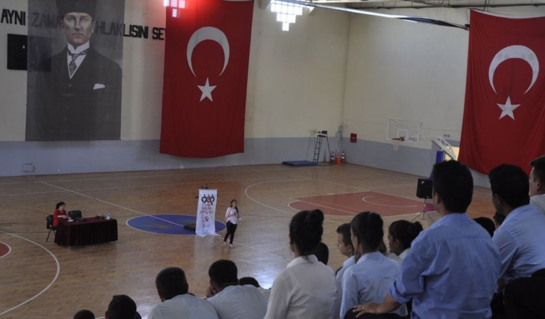 Aksaray'da 700 polis okulu öğrencisine Evlilik Öncesi Eğitim Programı kapsamında eğitim verildi. 
