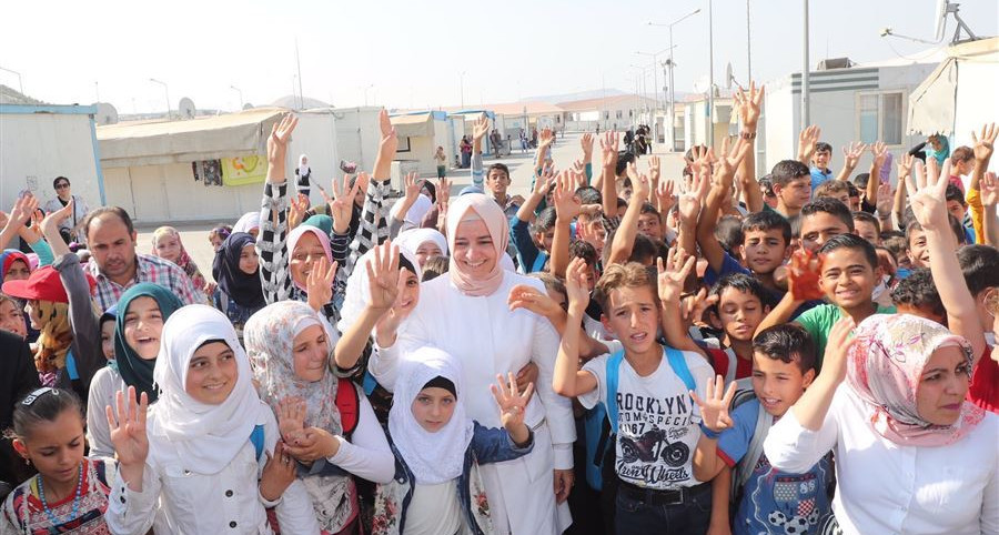 "İnşallah Suriye'de bir an önce savaş ortamı sona erer. Orada huzur olana kadar biz burada insan onuruna yakışır şekilde Suriyeli misafirlerimize hizmet vermeye devam edeceğiz"