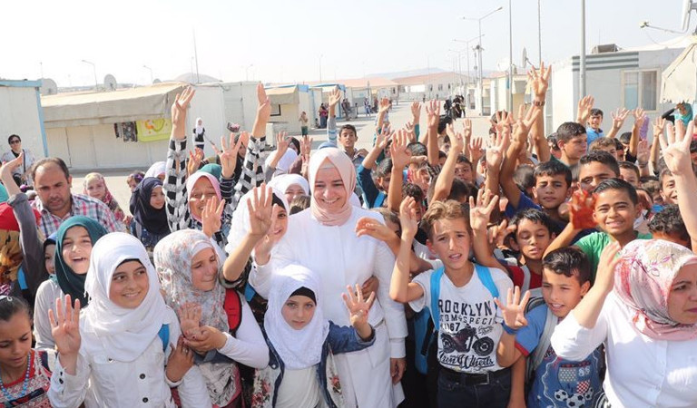 "İnşallah Suriye'de bir an önce savaş ortamı sona erer. Orada huzur olana kadar biz burada insan onuruna yakışır şekilde Suriyeli misafirlerimize hizmet vermeye devam edeceğiz"