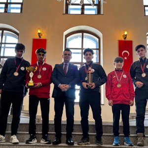 Başarılı Sporcularımızın, Valimiz Sayın Mustafa ÇİFTÇİ’yi makamında ziyaret etmeleri. - fotoğraf 3