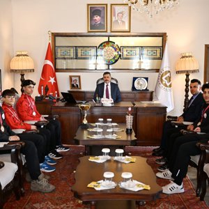 Başarılı Sporcularımızın, Valimiz Sayın Mustafa ÇİFTÇİ’yi makamında ziyaret etmeleri. - fotoğraf 2