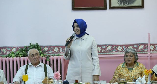 Bakanımız Dr. Fatma Betül Sayan Kaya, huzurevi sakinleriyle iftarda bir araya geldi