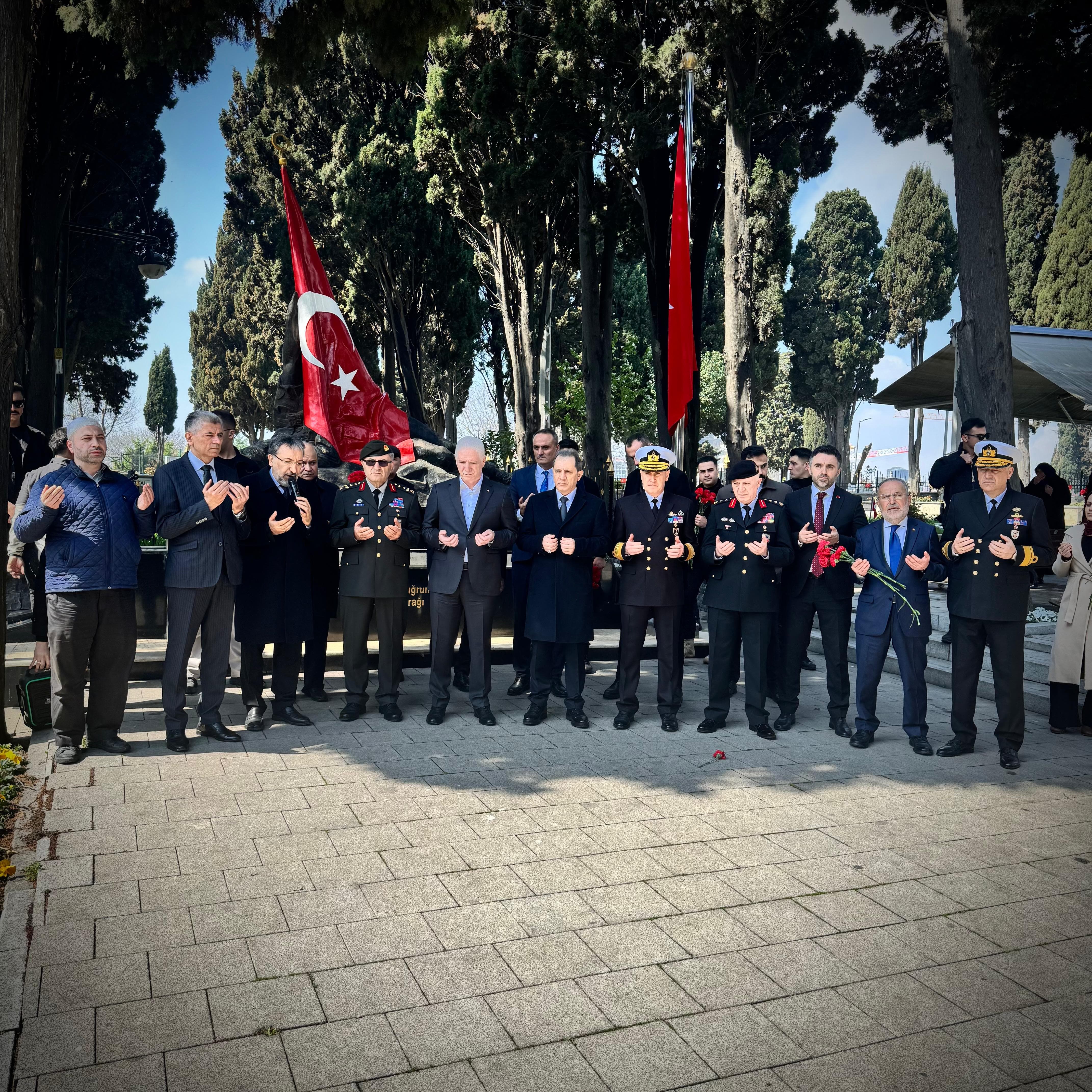 Mübarek Ramazan Ayının Arefe Günü münasebetiyle Edirnekapı Şehitliği ve 15 Temmuz Şehitliğine ziyaret gerçekleştirilmiştir.