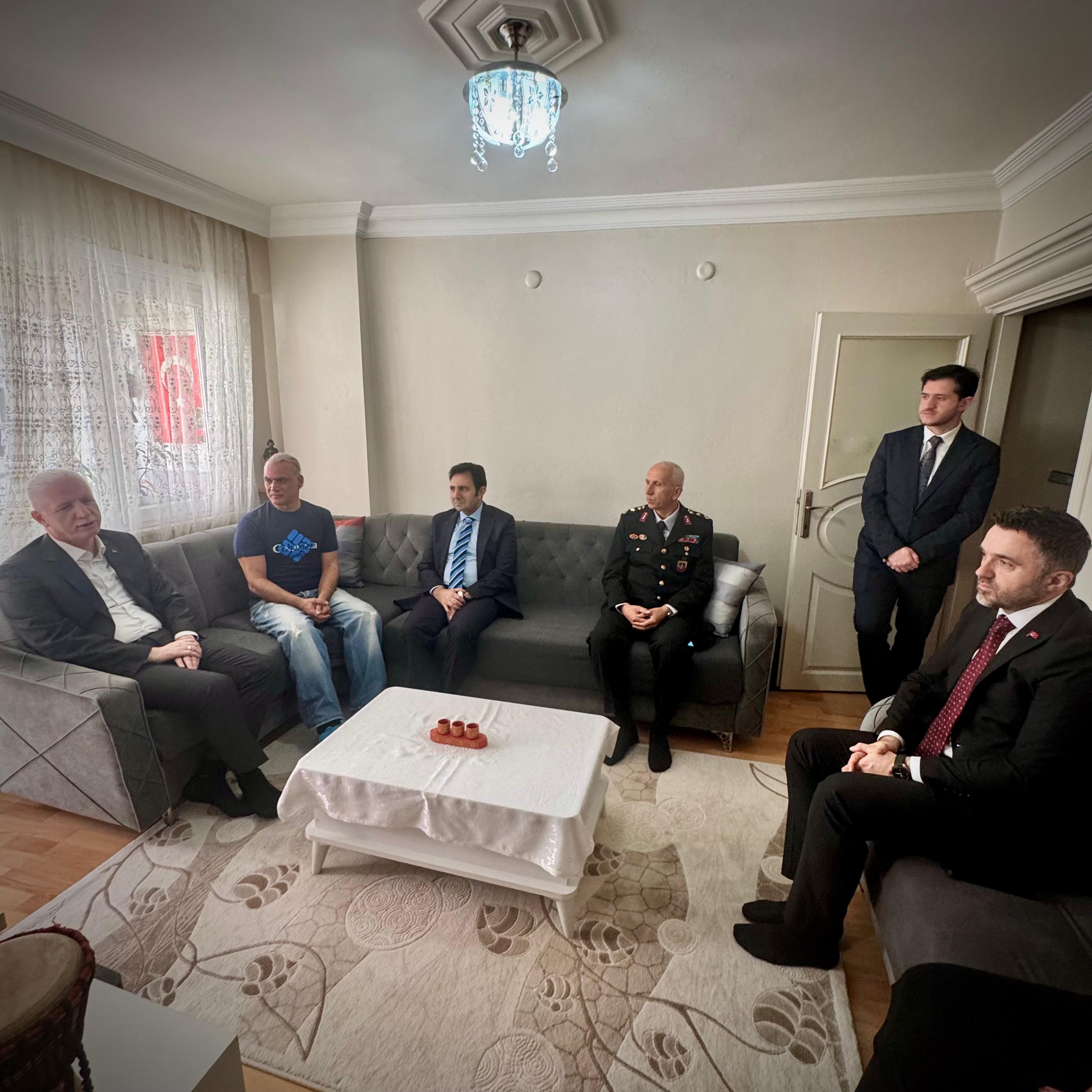  İl Müdürümüz Sn. Ömer TURAN Arefe Günü münasebetiyle Valimiz Sn. Davut GÜL ’ün eşliğinde TSK Gazimiz Sn. Cengiz SÖZTUTMAZ ve kıymetli ailesine ziyaret gerçekleştirmiştir.