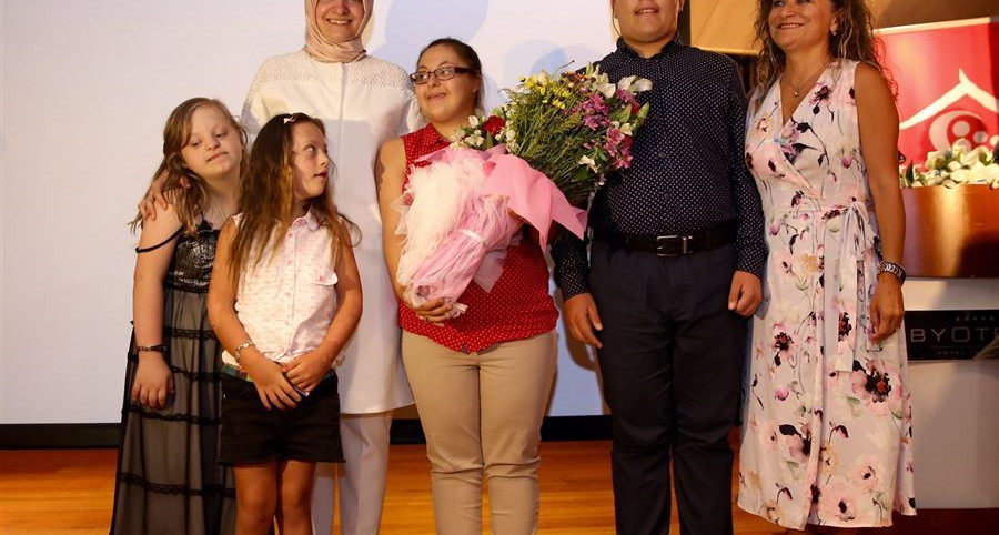 "Otizmli ailelerin talepleri doğrultusunda, Bakanlığımız bünyesindeki Umut Evleri ve Gündüzlü Hizmet Merkezlerini yaygınlaştırıyoruz''