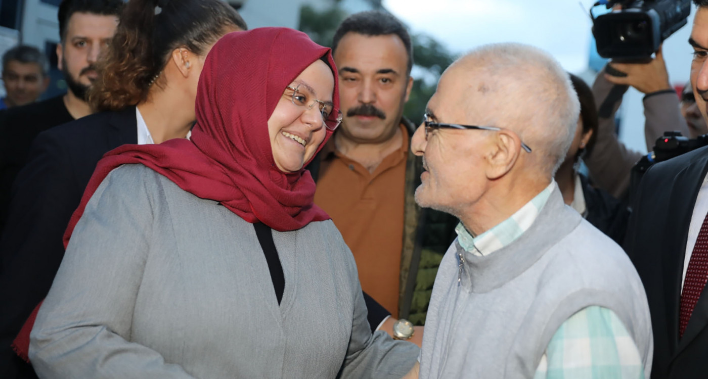 Bakan Selçuk, Sultangazi Huzurevi'nde İncelemelerde Bulundu