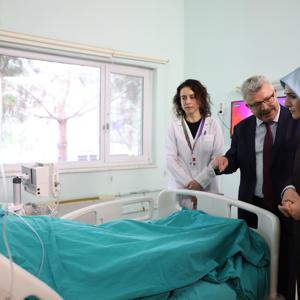 Bakanımız Göktaş, Maltepe Huzurevi'ndeki yangından etkilenenleri hastanede ziyaret etti - fotoğraf 3
