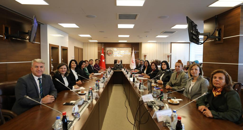 Bakan Selçuk, AK Parti MKYK Üyesi Gökcen Özdoğan Enç, Özel Engelli Bakım Merkezleri Derneği Başkan Yardımcısı Mukaddes Aksoy ve Antalya Özel Okul Öncesi Eğitim Kurumları Derneği Üyelerini kabul etti