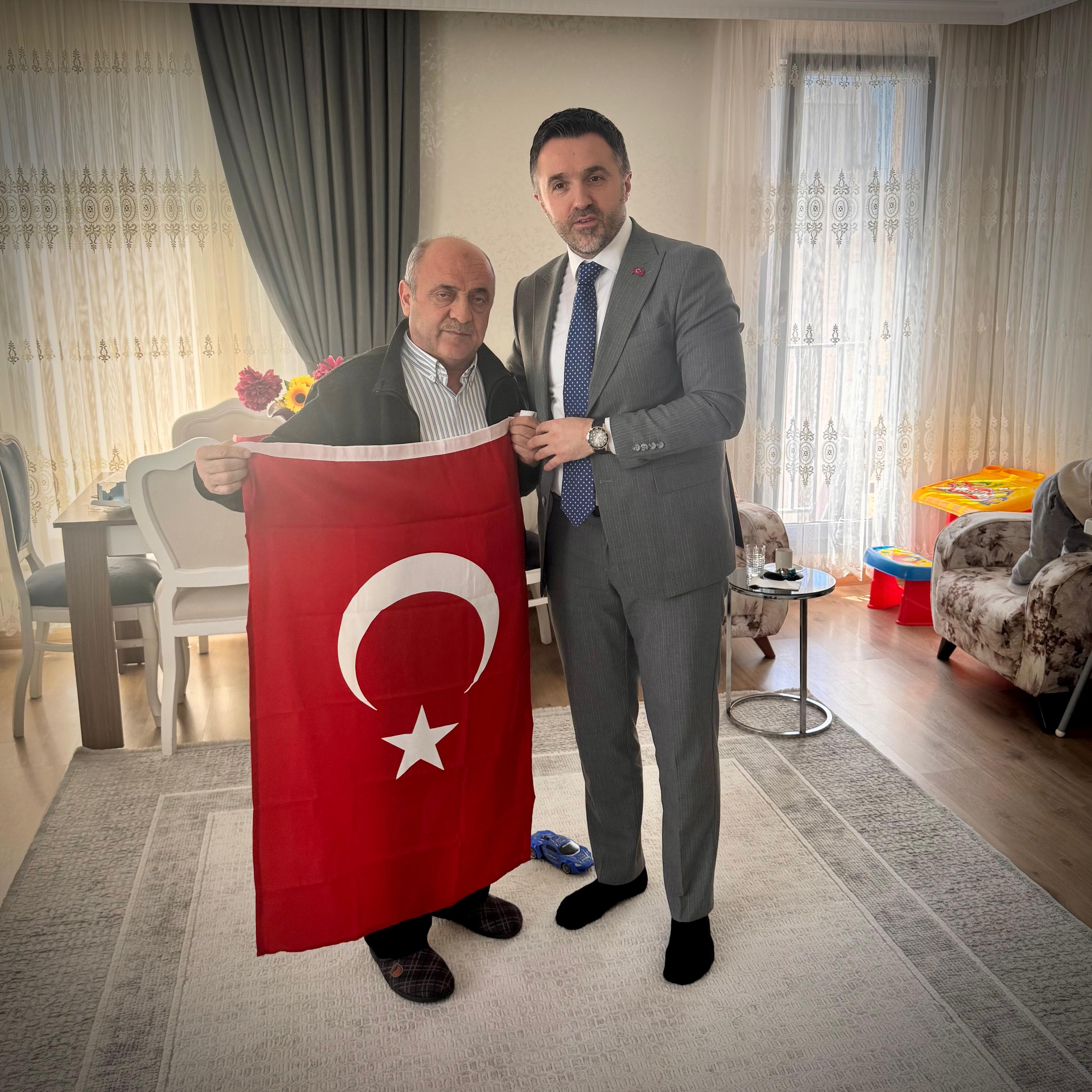 İl Müdürümüz Sn. Ömer TURAN, Eden Görme Engelli TSK Gazimiz Sn. Naci UĞUR' un hanesini ziyaret ederek, Bakanımız Sn. Mahinur ÖZDEMİR GÖKTAŞ 'ın hediyesini takdim etmiştir. 