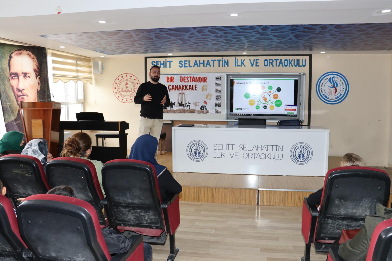 Hakkari'de Siber Zorbalık Eğitimiyle Aileler Bilinçlendiriliyor