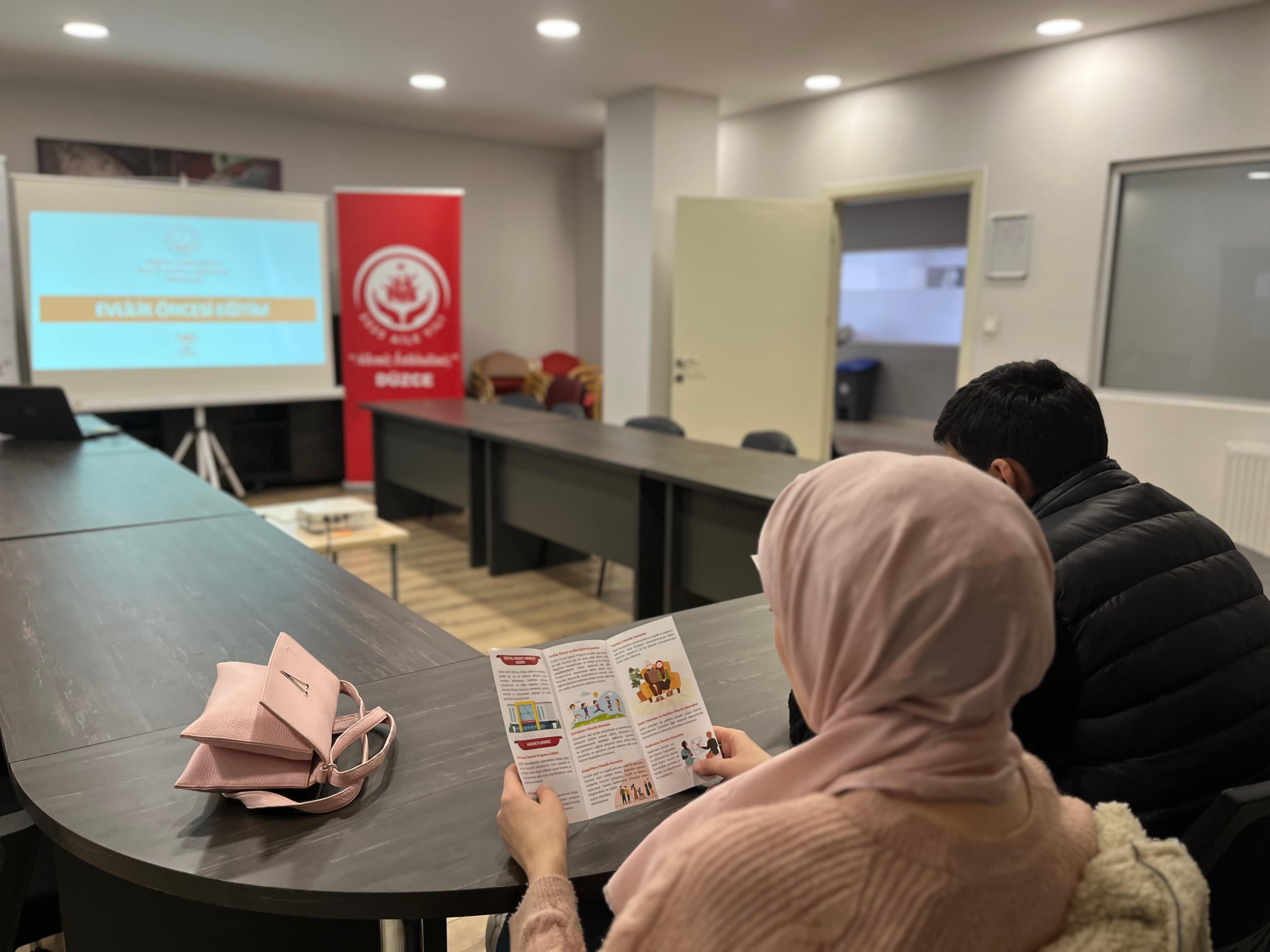 Evlenecek Gençlerin Desteklenmesi Projesi Kapsamında Başvuruda Bulunan Çiftlere Yönelik Eğitim Düzenlendi.