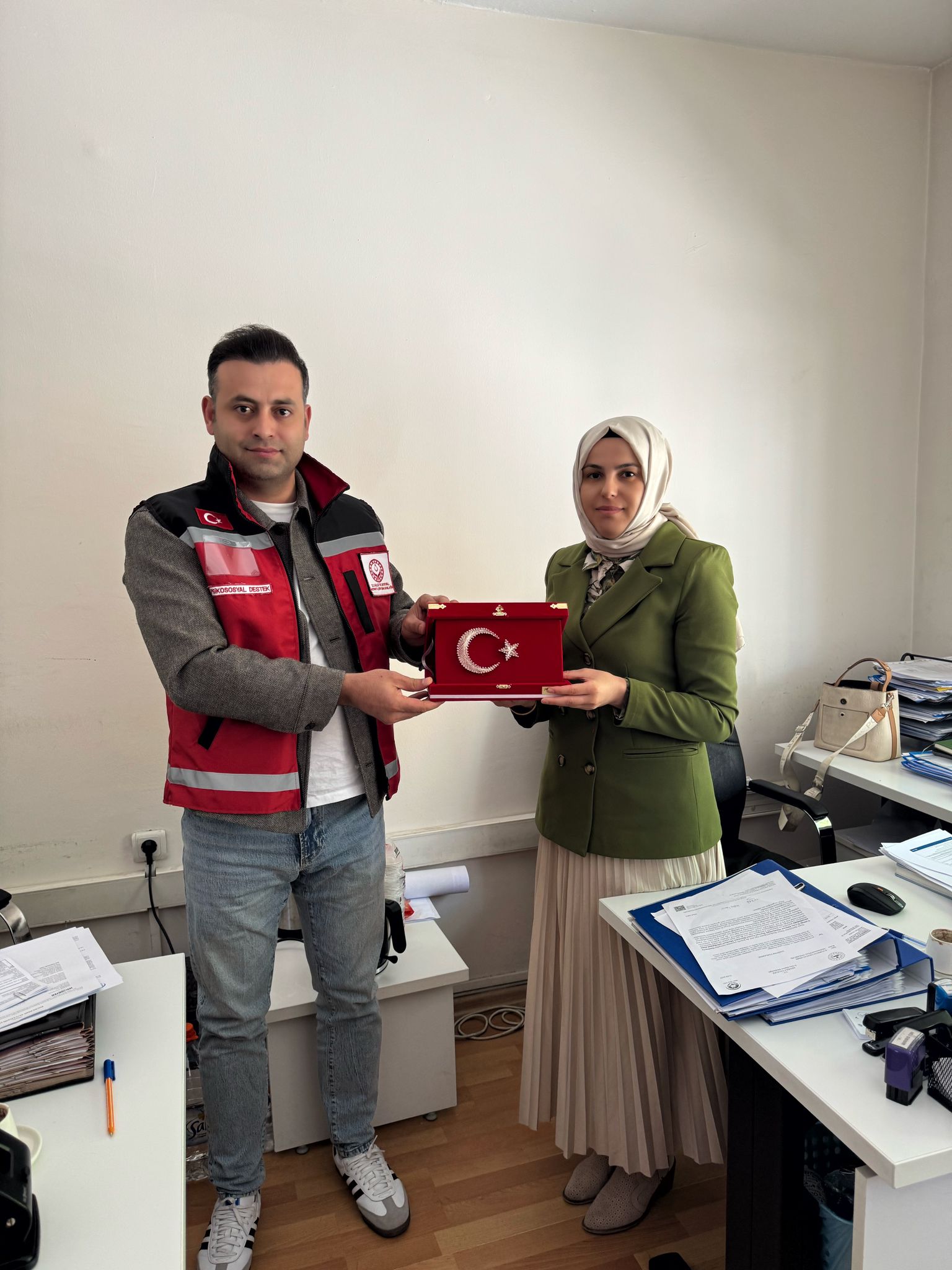 Kahraman şehidimiz Samet ÖZBAKIŞ’ın  şehadetinin sene-i devriyesinde şehidimizin kıymetli emaneti Hilal hanımı iş yerinde ziyaret ettik.