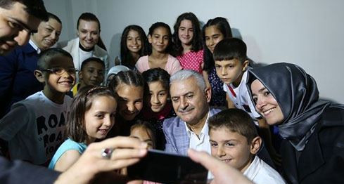 Başbakan Yıldırım Bakan Kaya ile Birlikte İzmir’de Çocuk Evi’ni Ziyaret Etti