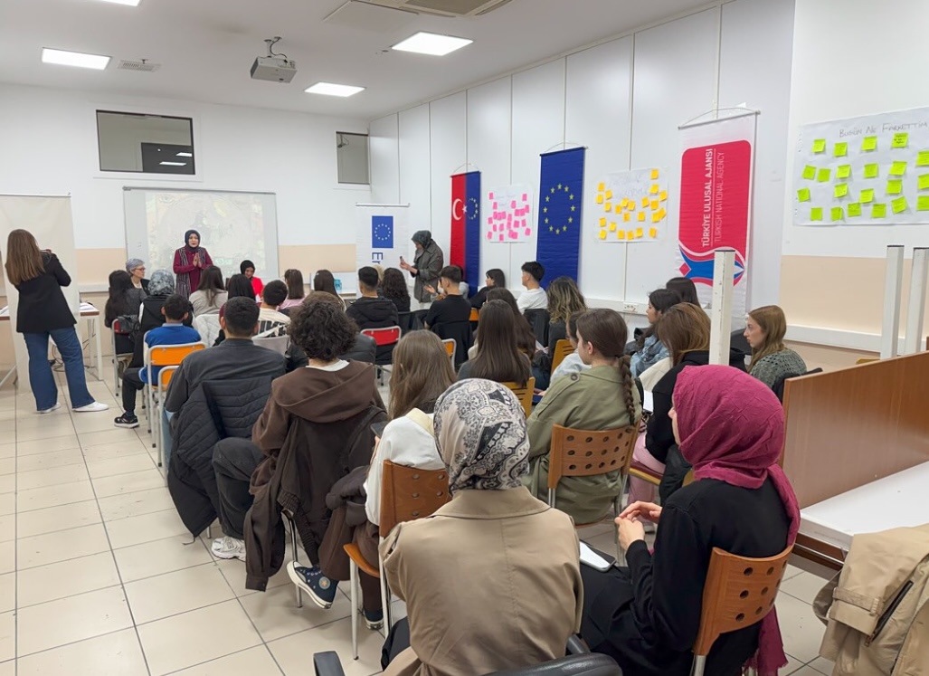 GENÇLER İÇİN DİJİTAL DÜNYA PANELİ GERÇEKLEŞTİRİLDİ