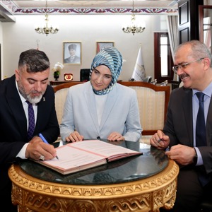 Valimiz Doç. Dr. Kübra Güran Yiğitbaşı’nın öncülüğünde İl Müdürlüğümüz ile Berberler ve Kuaförler Esnaf ve Sanatkârlar Odası arasında protokol töreni düzenlendi. - fotoğraf 1