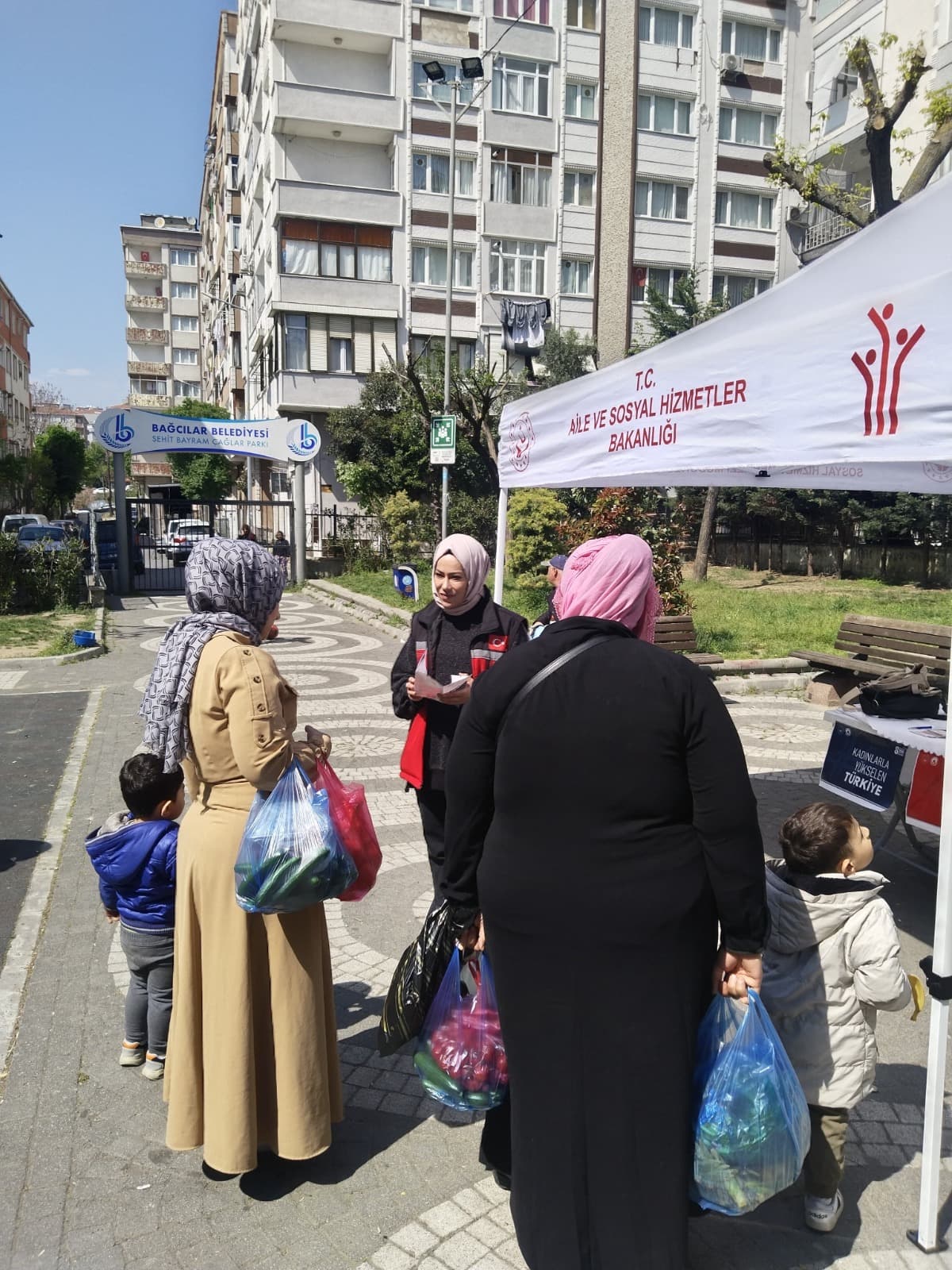 İl genelinde mobil sosyal hizmet noktalarında koruyucu ve önleyici sosyal hizmet modelleri hakkında farkındalık oluşturmuş, bilgilendirme ve broşür dağıtımı gerçekleştirilmiştir