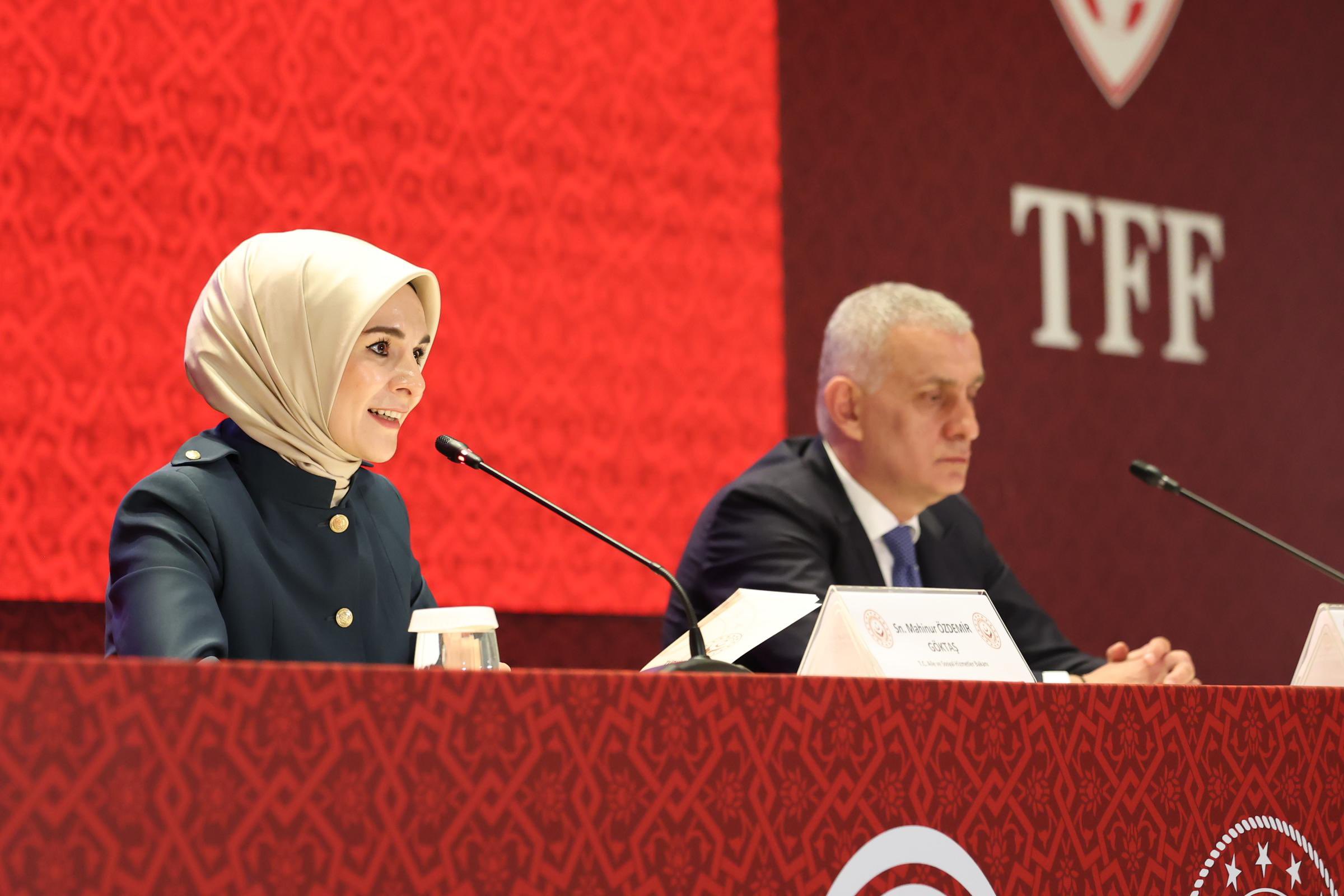 Aile ve Sosyal Hizmetler Bakanlığımız, Aile Yılı kapsamında Türkiye Futbol Federasyonu ile anlamlı bir iş birliğine imza attı. İmza törenine Bakanımız Sn. Mahinur ÖZDEMİR GÖKTAŞ katıldı.