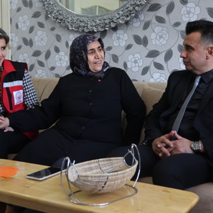 Şehit Eşi Nezahat Üstündağ’ın Anneler Günü Ziyareti - fotoğraf 2