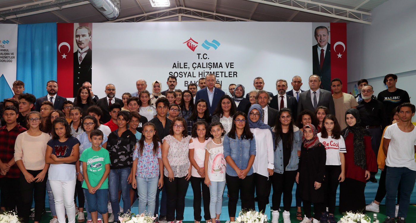 Cumhurbaşkanı Erdoğan, Kasımpaşa Çocuk Evleri Sitesi'ni ziyaret etti.