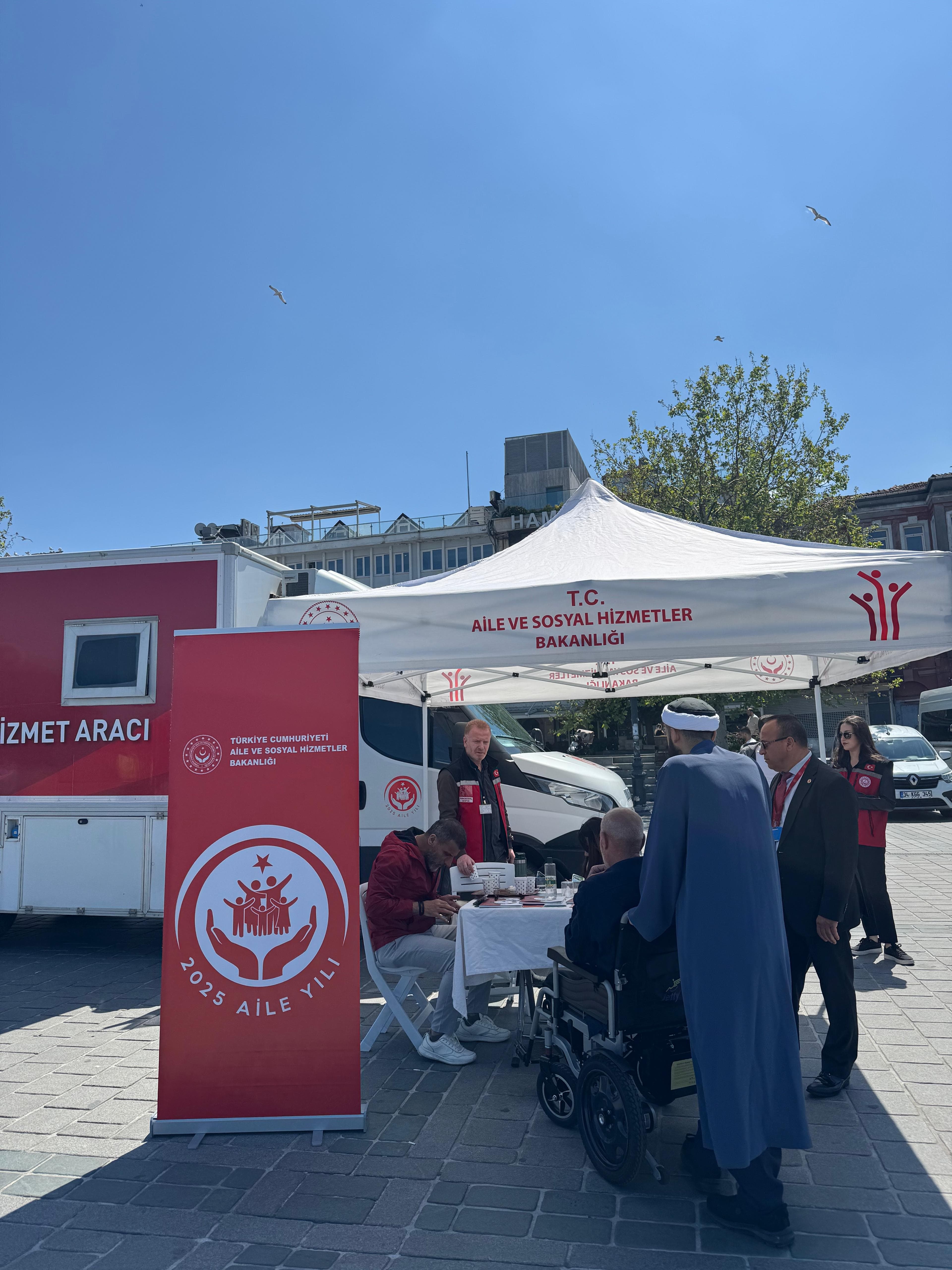 2025 Aile Yılı kapsamında, Mobil Sosyal Hizmet Sunumu ile "Aile Yılı, Aile Odaklı Koruyucu ve Önleyici Sosyal Hizmet Modelleri" ne ilişkin bilgilendirme ve farkındalık çalışması gerçekleştirdik.