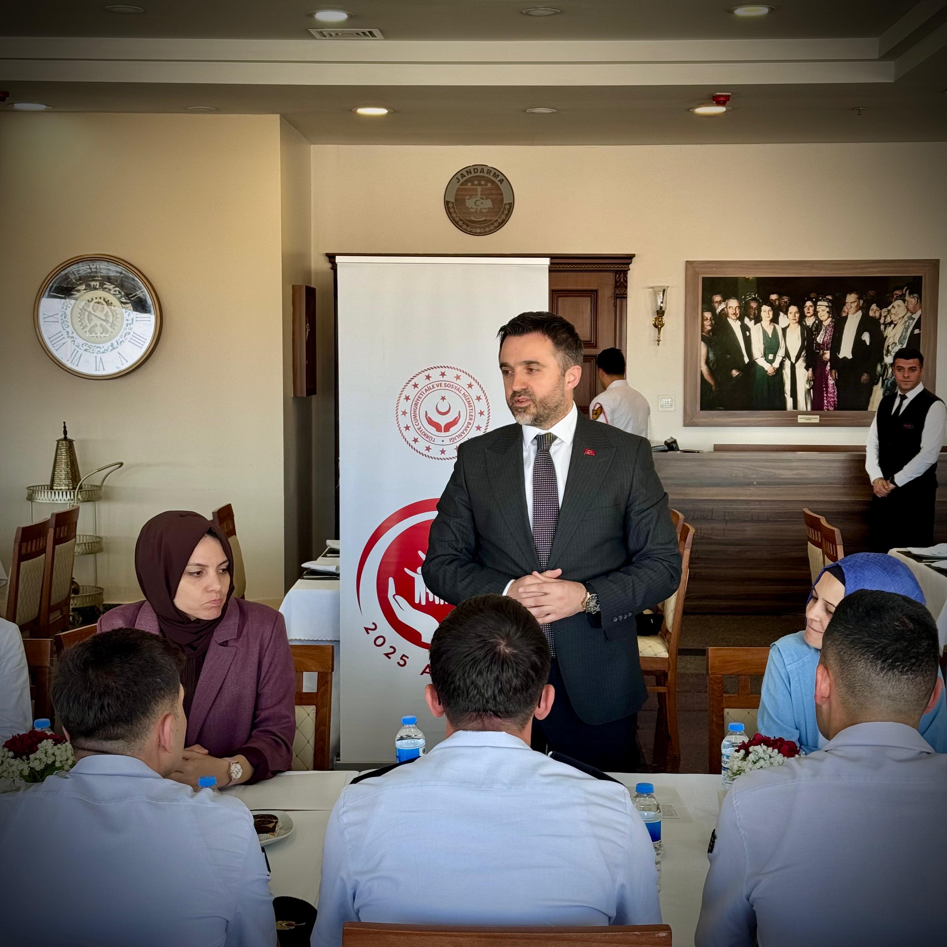 2025 Aile Yılı kapsamında; Şehit ve Gazi ailelerimizle yapılması planlanan faaliyetlere ilişkin değerlendirme toplantısı, İl Müdürümüz Sn. Ömer TURAN başkanlığında gerçekleştirilmiştir.