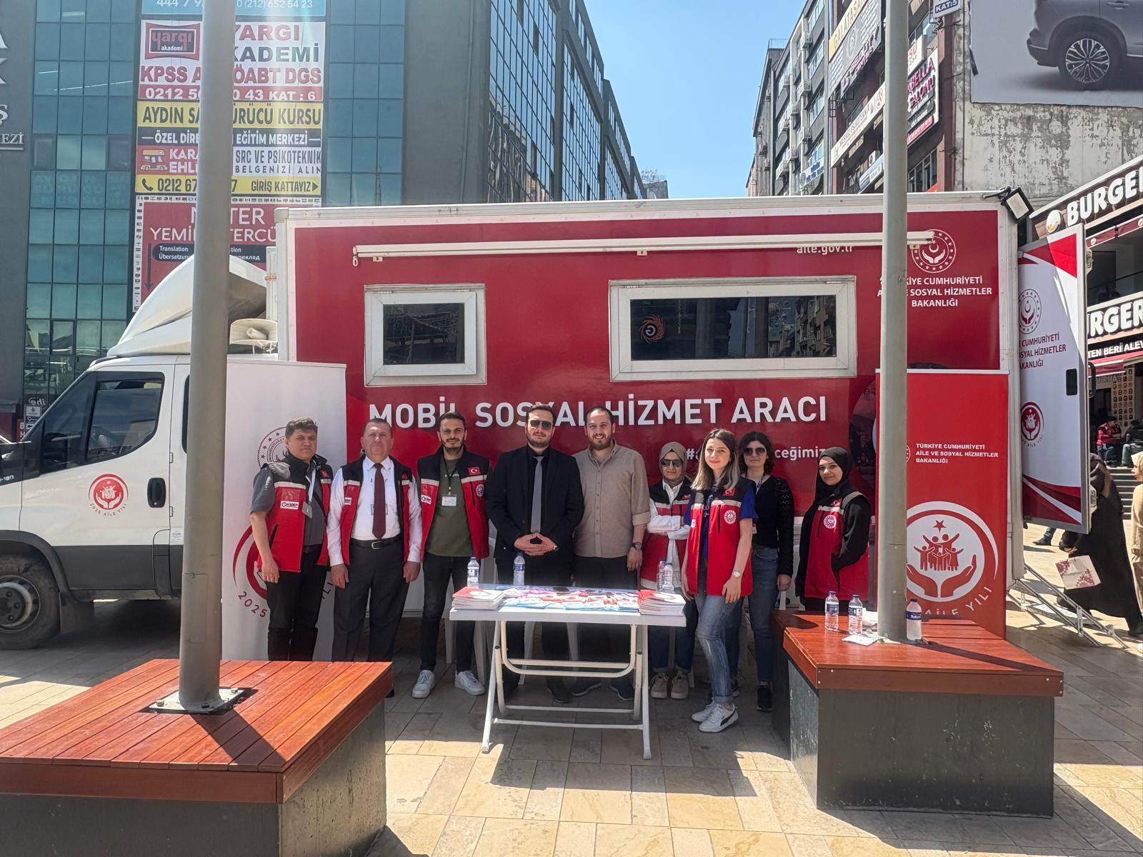 Mobil Sosyal Hizmet Sunumu ile Aile Yılı, Aile Odaklı Koruyucu ve Önleyici Sosyal Hizmet Modellerine ilişkin bilgilendirme ve farkındalık çalışması broşür dağıtımıyla gerçekleştirilmiştir.