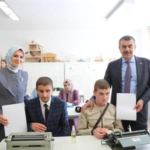 Bakanımız Göktaş, Bakan Tekin ile Kani Karaca Görme Engelliler İmam Hatip Anadolu Lisesi'ni ziyaret etti - fotoğraf 2