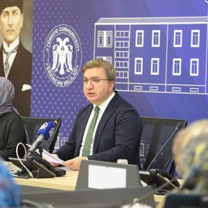 Valimiz Sayın Hamza Aydoğdu; Vali Yardımcısı Sn. Rumeysa Sena Kurt ve Aile ve Sosyal Hizmetler İl Müdürü Sn. Serdar Demirci ile Birlikte “2025 Aile Yılı Münasebetiyle 24 Örnek Aileye Şilt Takdimi” Programına Katıldı. - fotoğraf 5