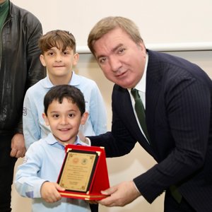 Valimiz Sayın Hamza Aydoğdu; Vali Yardımcısı Sn. Rumeysa Sena Kurt ve Aile ve Sosyal Hizmetler İl Müdürü Sn. Serdar Demirci ile Birlikte “2025 Aile Yılı Münasebetiyle 24 Örnek Aileye Şilt Takdimi” Programına Katıldı. - fotoğraf 4