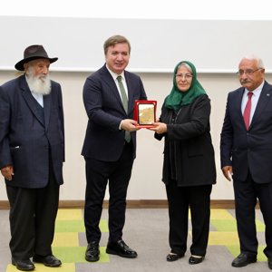 Valimiz Sayın Hamza Aydoğdu; Vali Yardımcısı Sn. Rumeysa Sena Kurt ve Aile ve Sosyal Hizmetler İl Müdürü Sn. Serdar Demirci ile Birlikte “2025 Aile Yılı Münasebetiyle 24 Örnek Aileye Şilt Takdimi” Programına Katıldı. - fotoğraf 7