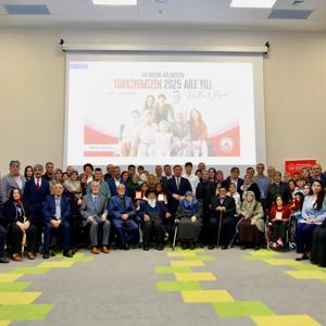 Valimiz Sayın Hamza Aydoğdu; Vali Yardımcısı Sn. Rumeysa Sena Kurt ve Aile ve Sosyal Hizmetler İl Müdürü Sn. Serdar Demirci ile Birlikte “2025 Aile Yılı Münasebetiyle 24 Örnek Aileye Şilt Takdimi” Programına Katıldı. - fotoğraf 1