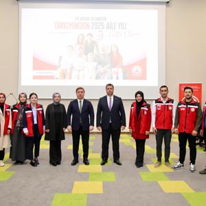 Valimiz Sayın Hamza Aydoğdu; Vali Yardımcısı Sn. Rumeysa Sena Kurt ve Aile ve Sosyal Hizmetler İl Müdürü Sn. Serdar Demirci ile Birlikte “2025 Aile Yılı Münasebetiyle 24 Örnek Aileye Şilt Takdimi” Programına Katıldı. - fotoğraf 8