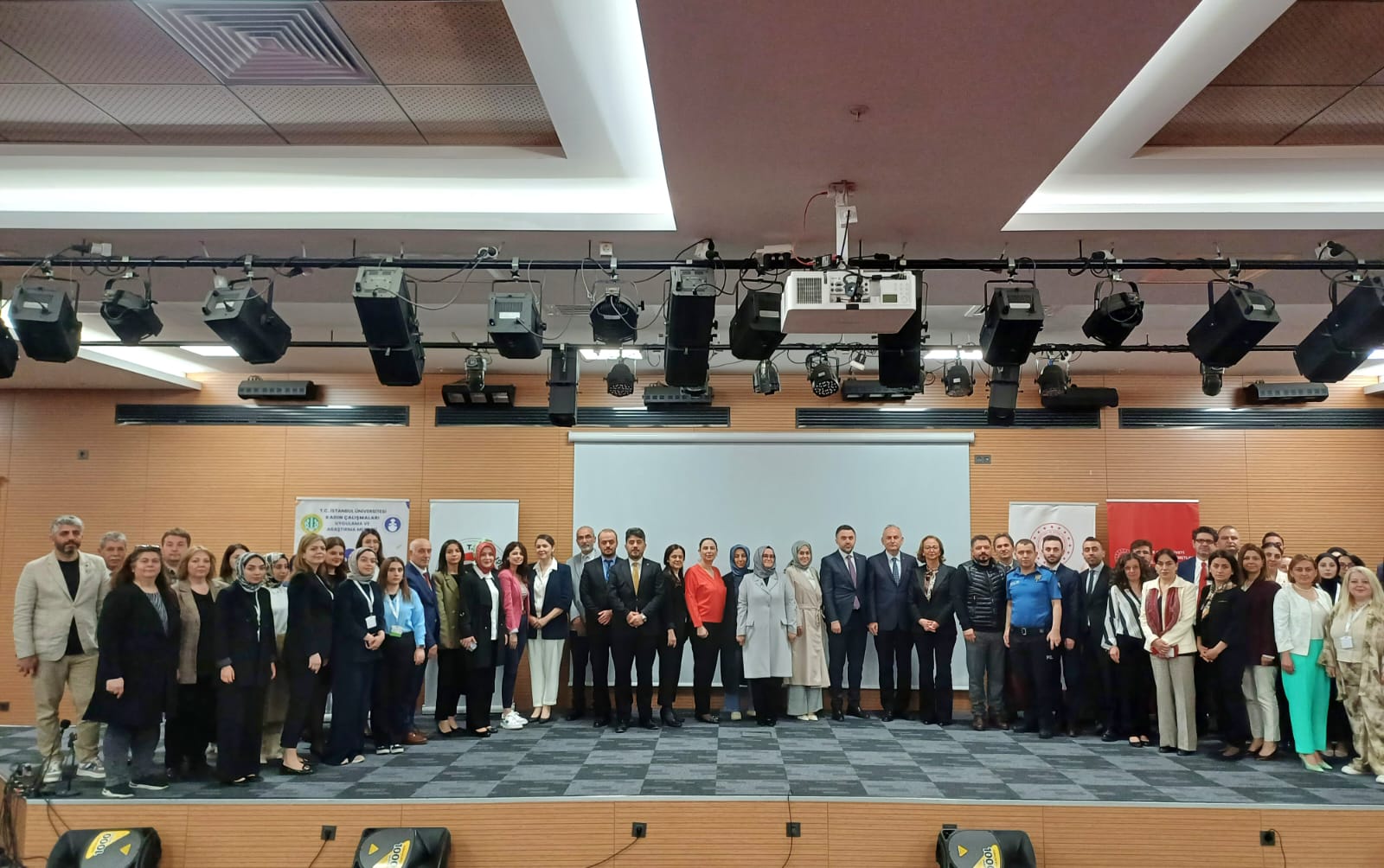 Ailenin Korunması ve Güçlendirilmesi Eylem Planı kapsamında Aile Akademisi Çalıştayı, Prof. Dr. Mehtap DEMİR GÜVEN ve Kadın Hizmetleri birimimizin katılımıyla sürdürülmüştür.