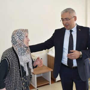 İl Mürümüz Faruk Uysal,  Yenişehir Huzurevi’ni ziyaret ederek kıymetli büyüklerimizle bir araya geldi - fotoğraf 5