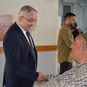 İl Mürümüz Faruk Uysal,  Yenişehir Huzurevi’ni ziyaret ederek kıymetli büyüklerimizle bir araya geldi - fotoğraf 4