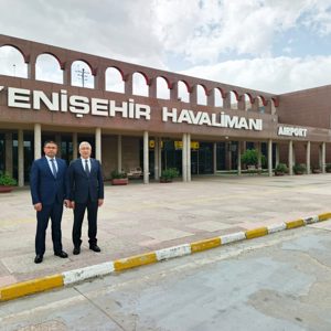 İl Müdürümüz Faruk Uysal, Yenişehir Havalimanı Müdürü Mustafa Bozkurt ile birlikte, 2025 Aile Yılı tabelalarını yerinde inceledi.  - fotoğraf 3