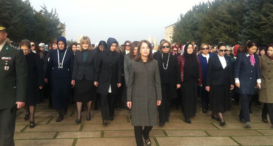 Bakan İslam, kadınlara seçme ve seçilme hakkının verilmesinin 80. yıl dönümü nedeniyle Anıtkabir'de