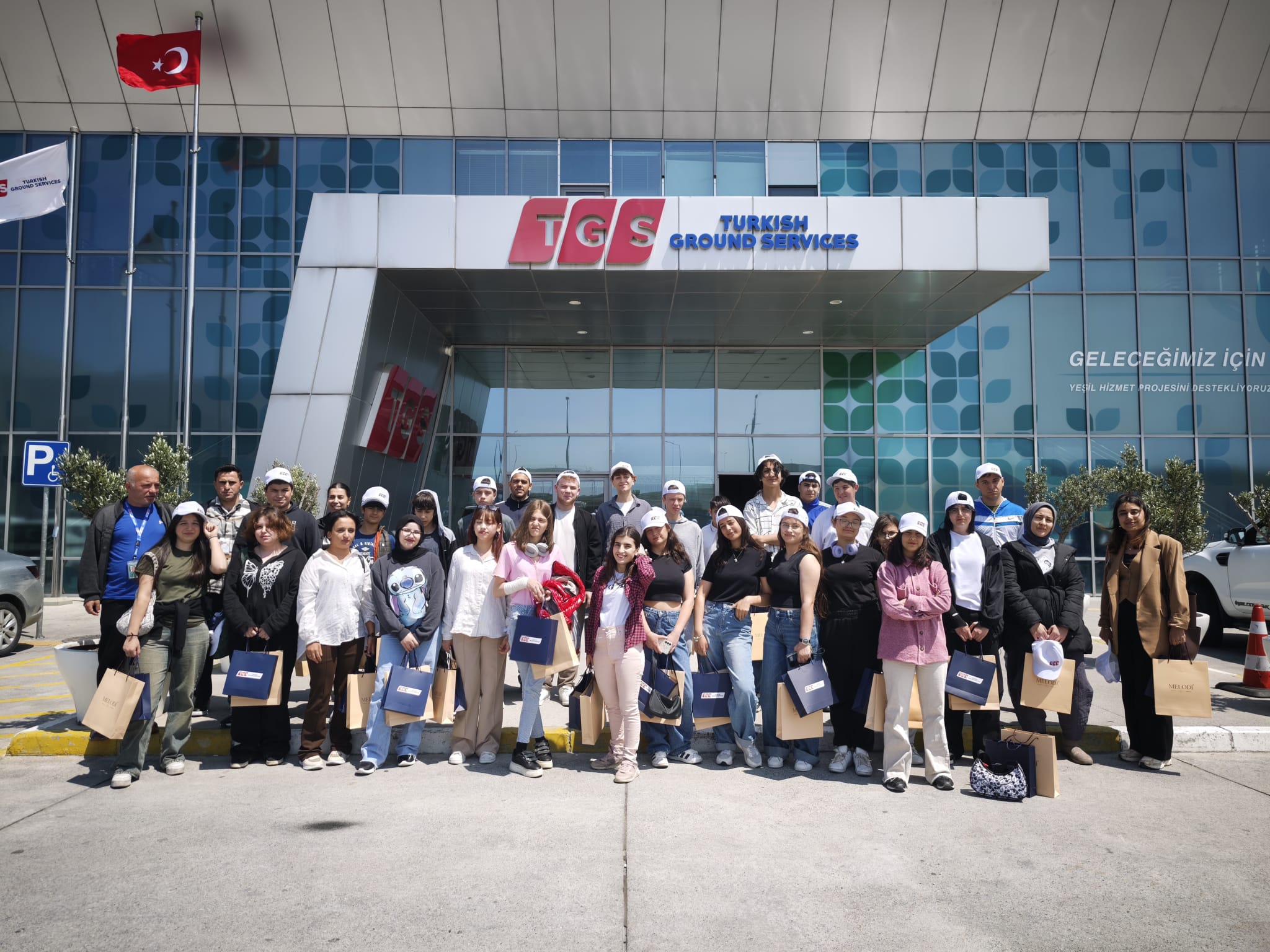 TGS Yer Hizmetleri ile 19 Mayıs münasebetiyle 30 çocuğumuzun havaalanında apron gezisi, kokpit ziyareti, uçak bakım hangar gezisi, kule ziyareti ile güzel bir gün geçirmeleri sağlanmıştır.